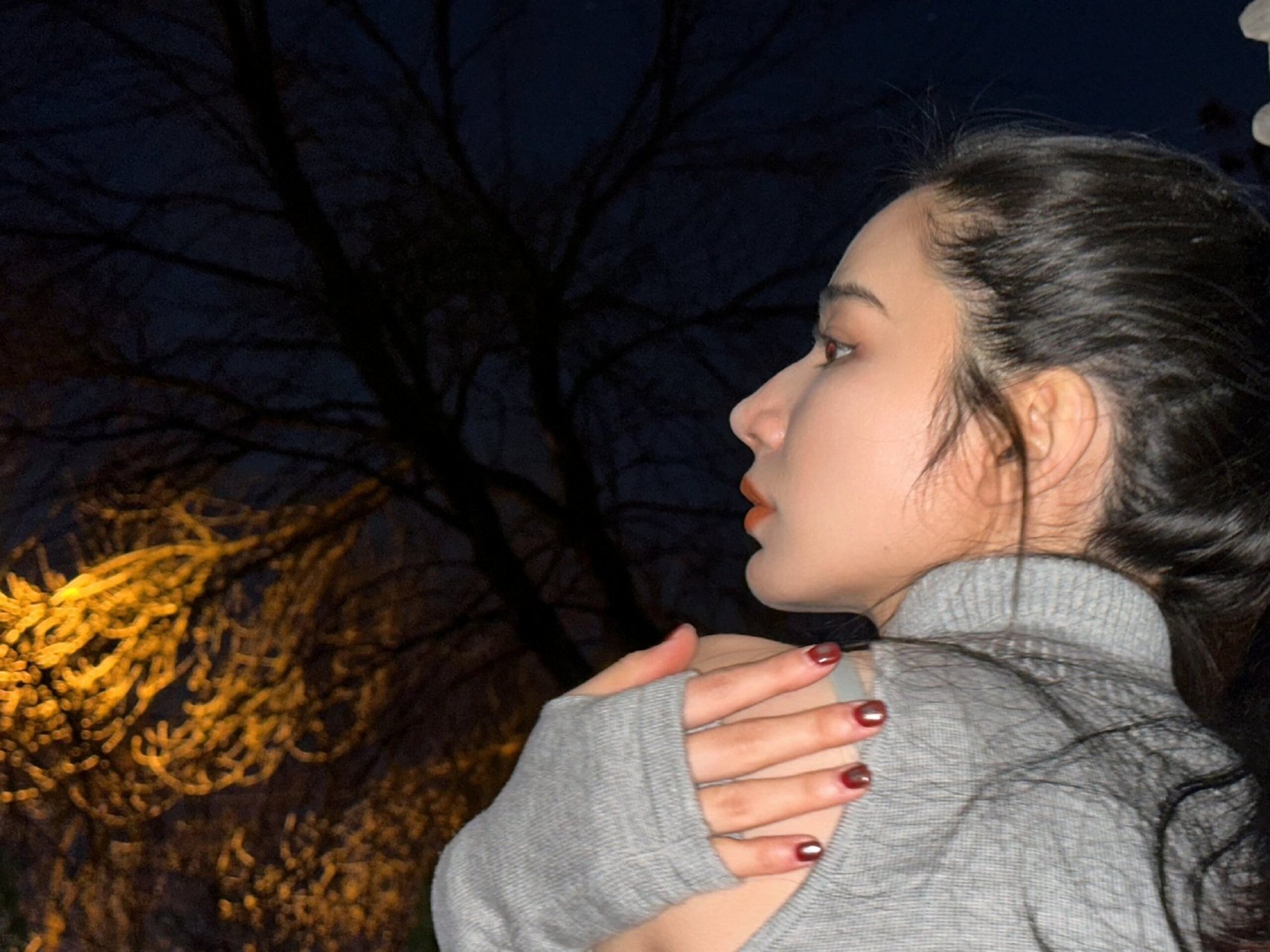 她的妆容好精致,特别是那红唇,简直太美了!