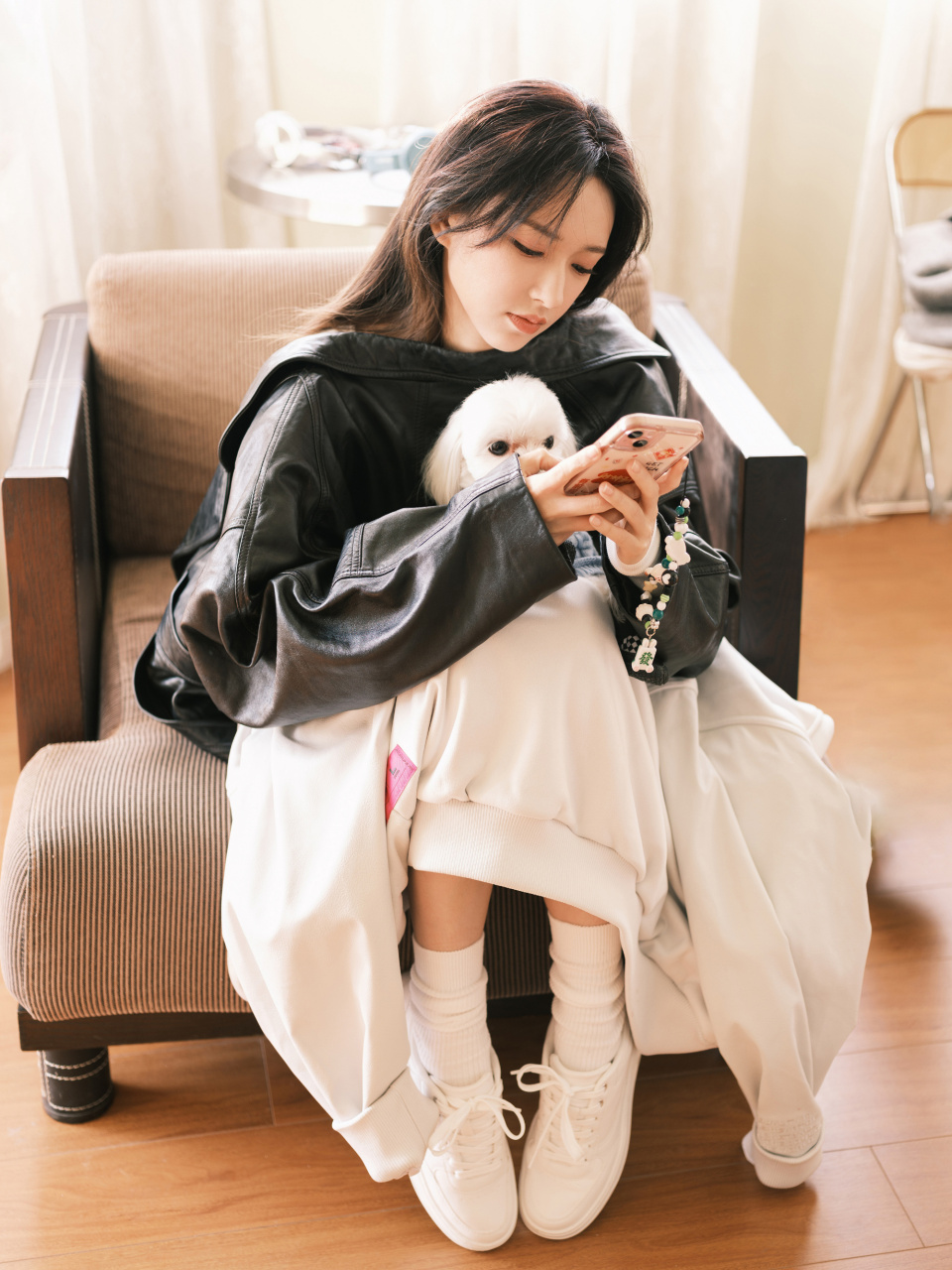 程潇黑色皮衣下的女神,炫酷而冷艳,展现出不一样的时尚魅力