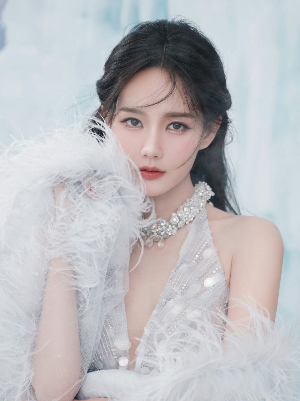 李一桐# 冰雪般纯洁的女神,展现着傲人的身材,她的美既清纯又充满着