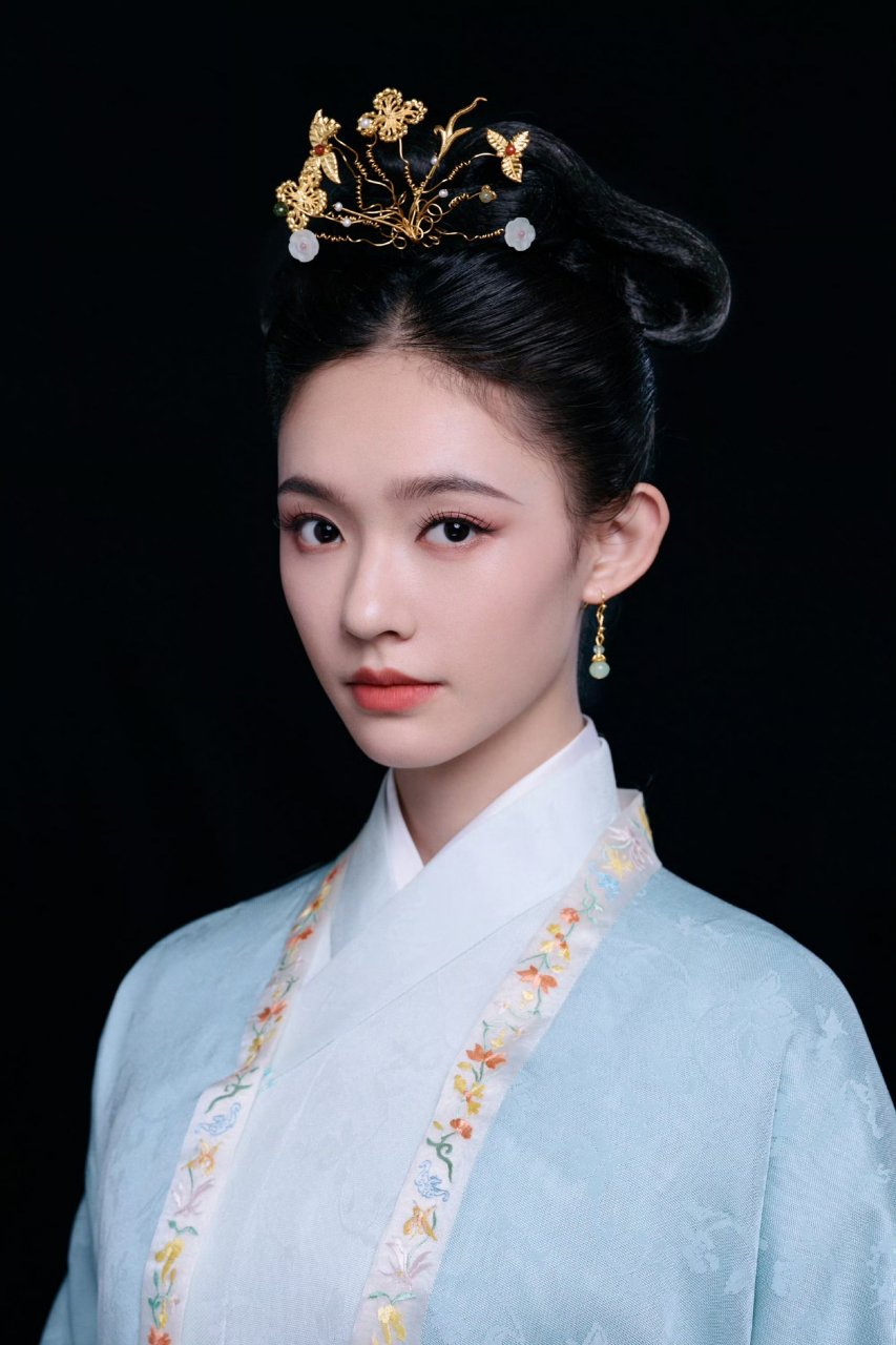 林允古装造型好美,妆容精致,深红色的唇色更显气质,眼神温柔而坚定.