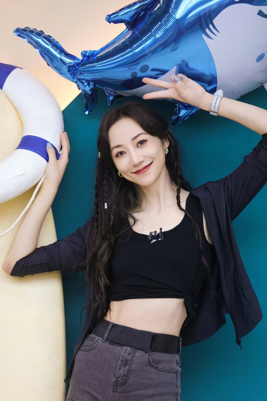 韩雪气质柔美酷飒,身材高挑曼妙,让人心动!