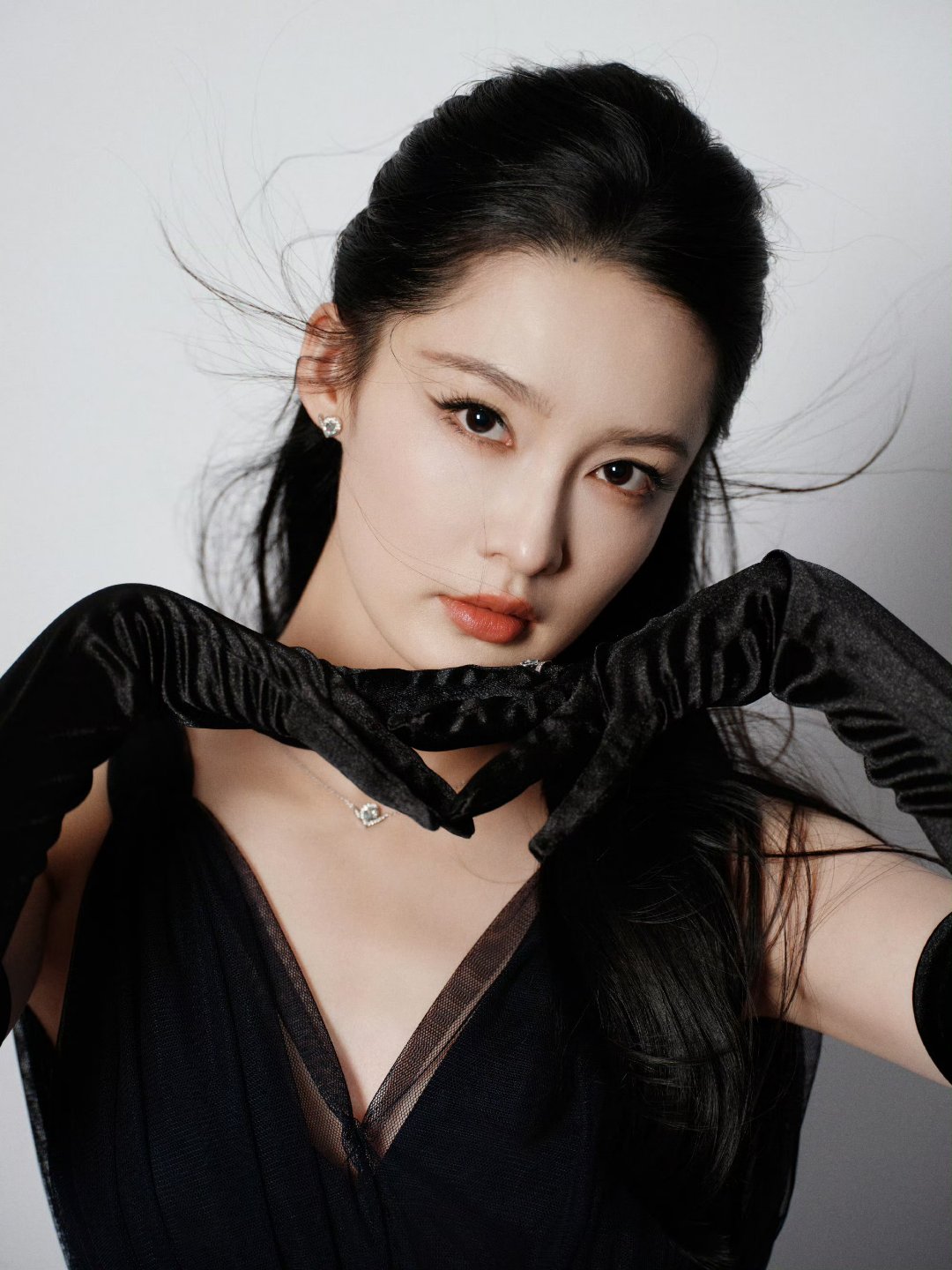 李沁妥妥气质大美女,黑色礼裙搭配长手套,优雅高贵,尽显迷人风范