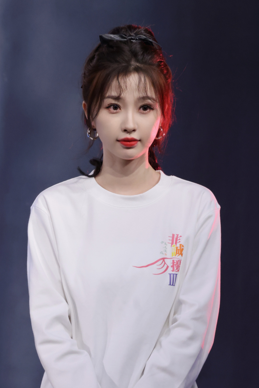 虞书欣# 高马尾心形镂空裙元气又可爱,小甜妹虞书欣睫毛长长翘堑哪