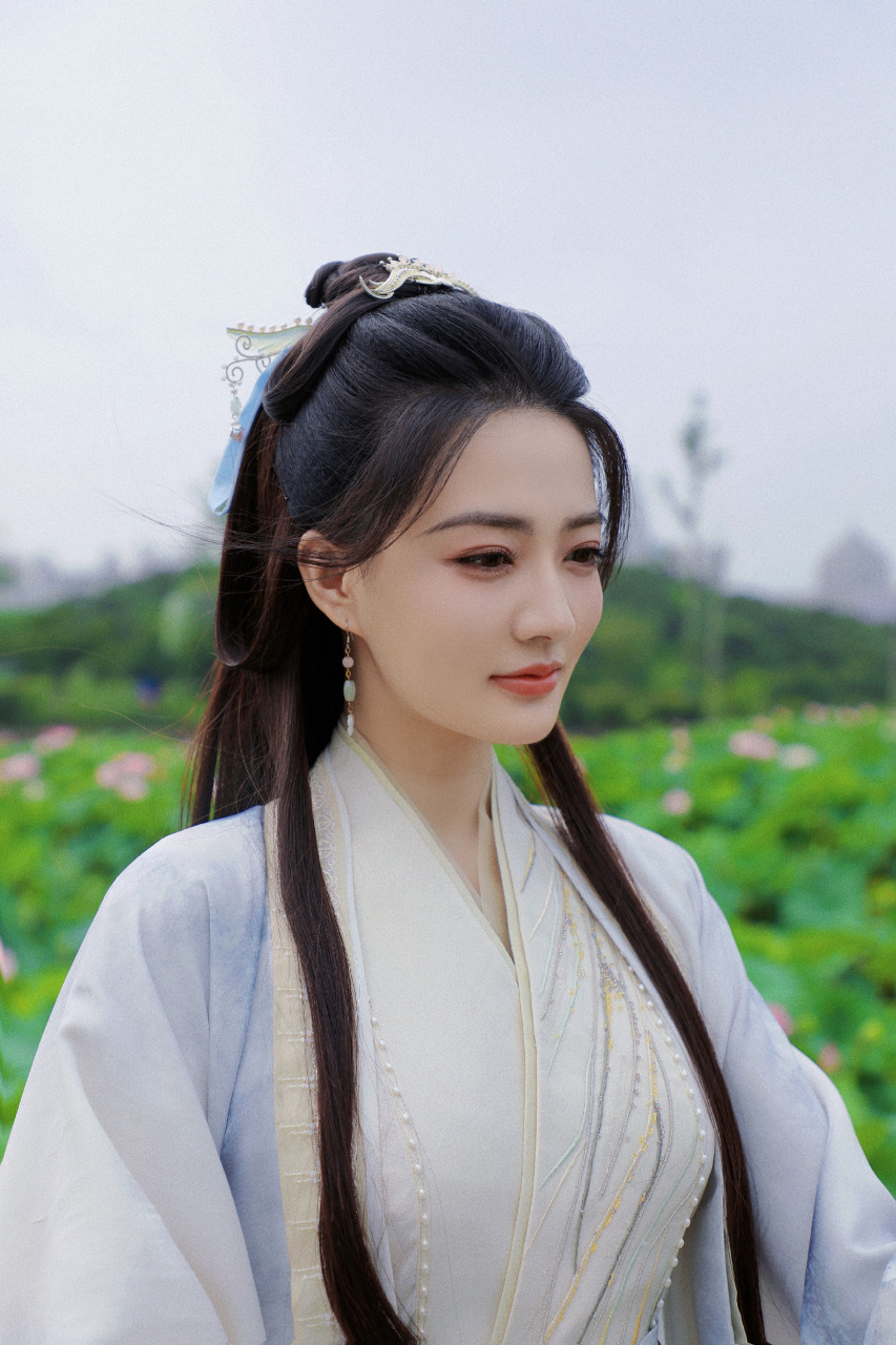 徐璐古装造型好美,笑容温婉如春风拂面,尽显女子的温婉娴淑.