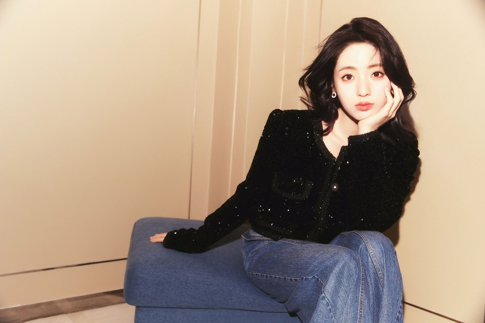 无论是短发的俏皮还是夹克的率性,都展现了她的多面魅力,让人不禁为之