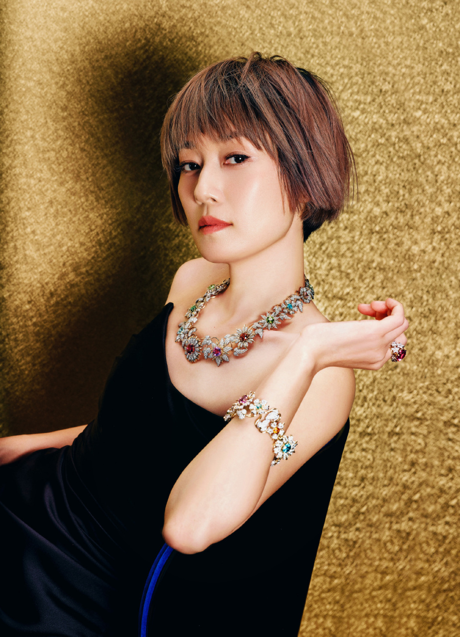 马伊琍短发女神好有魅力,浑身静静地散发着自信与优雅,珠宝的璀璨与她