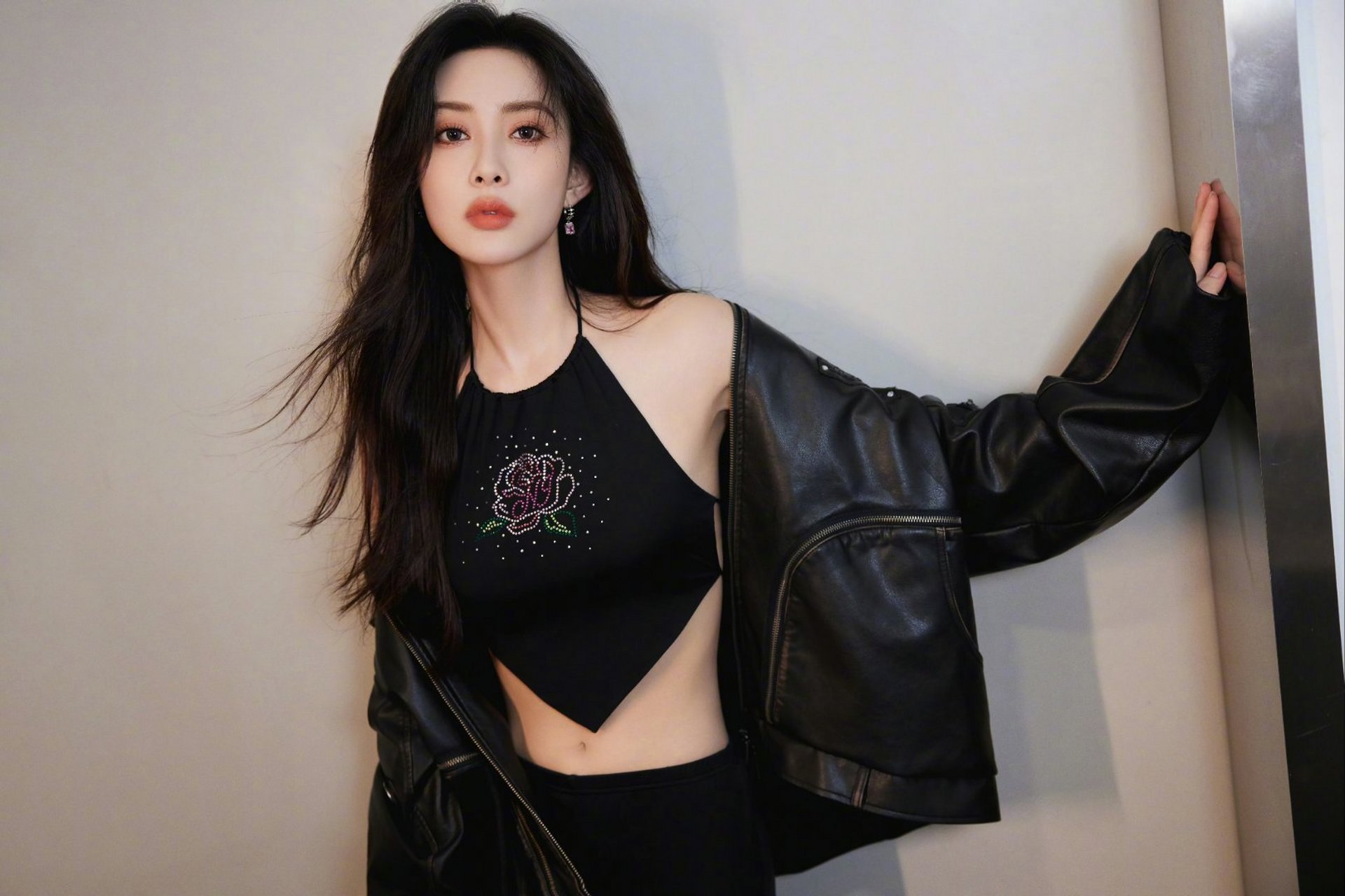 孟子义# 黑色小肚兜巧妙地勾勒出她的蛮腰美背,性感得让人窒息.