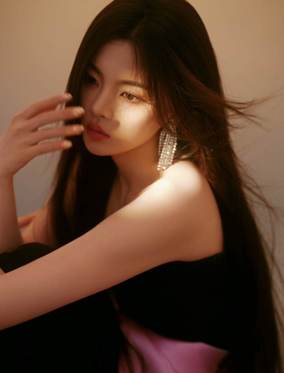 杨超越长发飘飘,柔美浪漫.