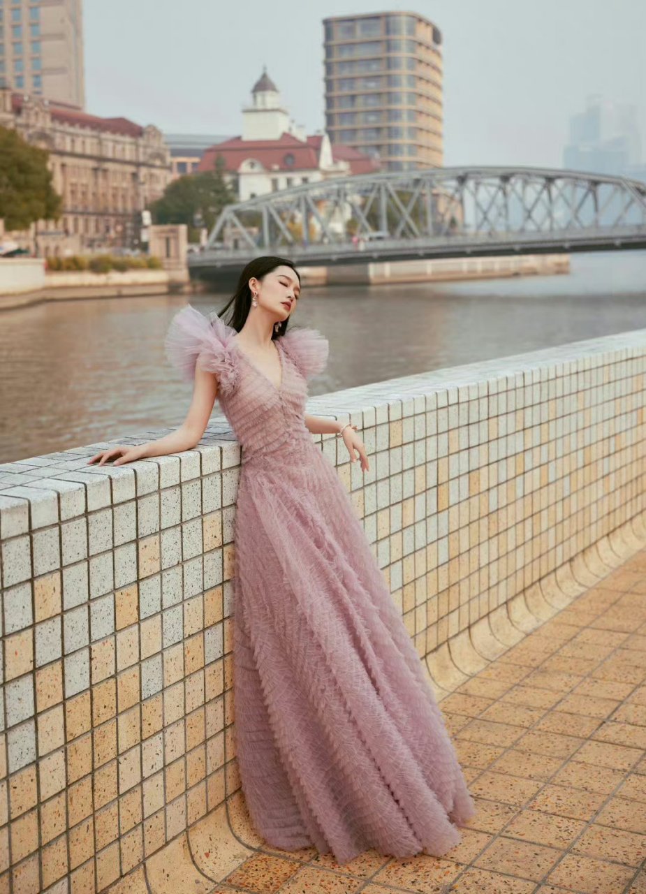 李沁# 身着粉紫色的纱裙,散发出温柔和迷人的气息.