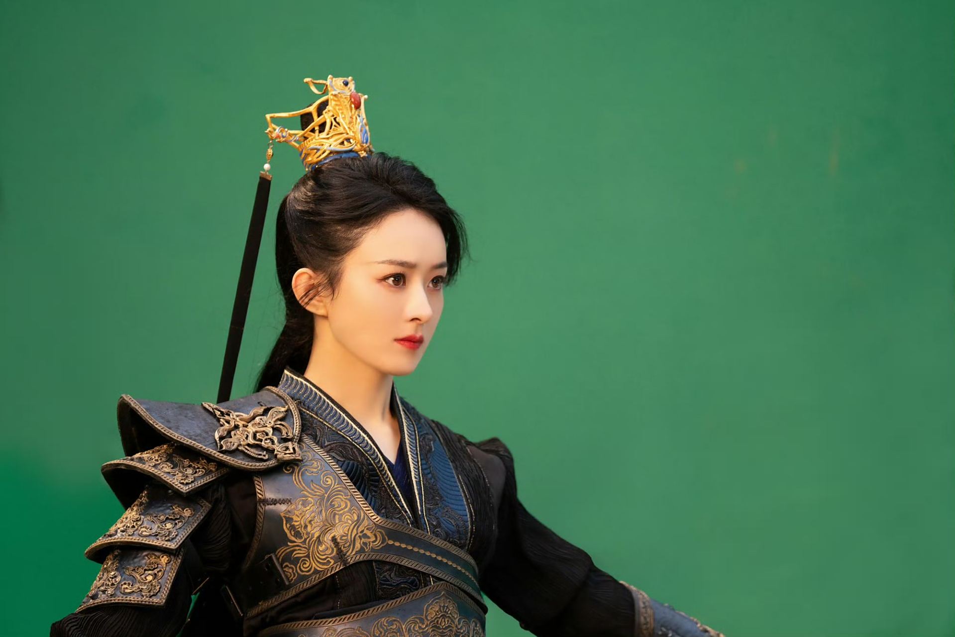 赵丽颖古装剧照,身披黑金战袍英气逼人,又美又飒!