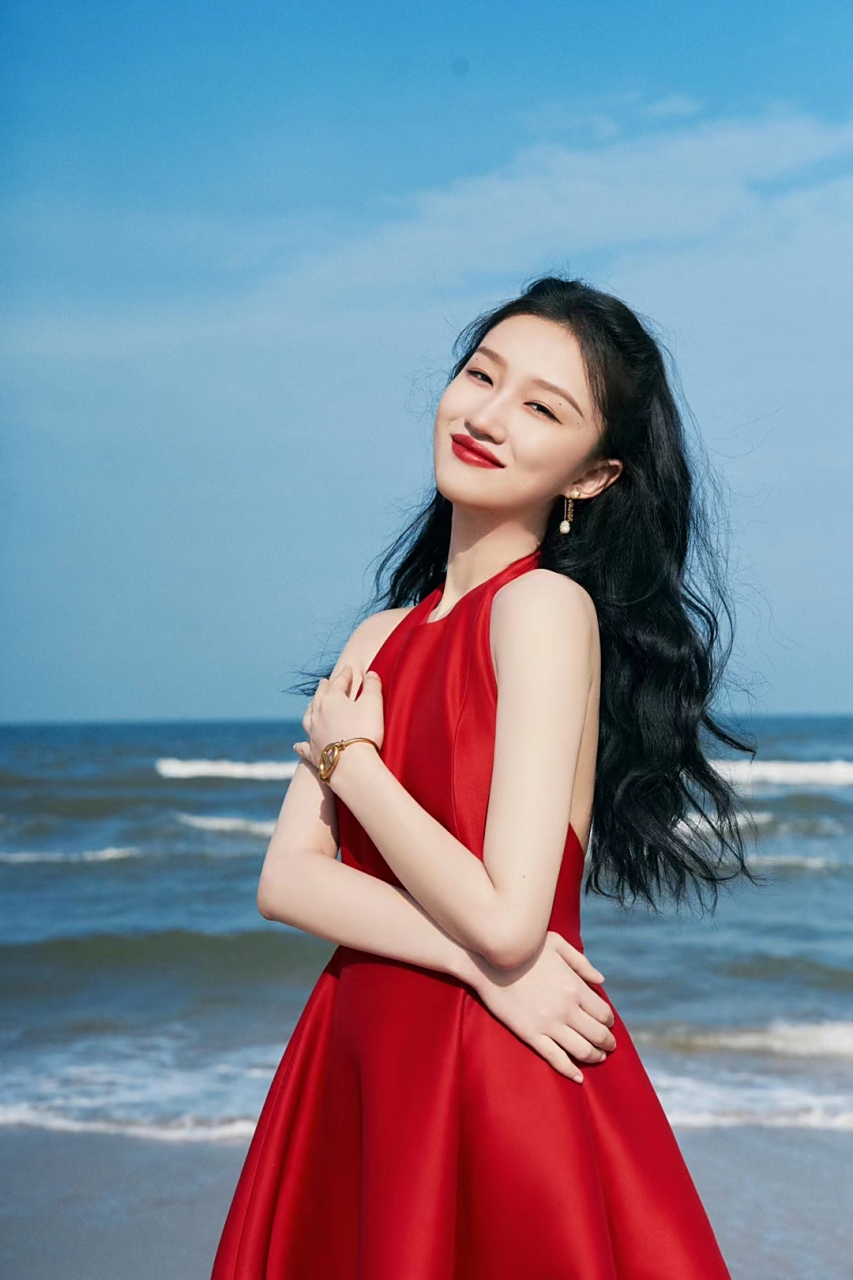 演员王佳怡#  热烈红裙 ,复古曼妙.        摇曳生姿 ,明媚动人.
