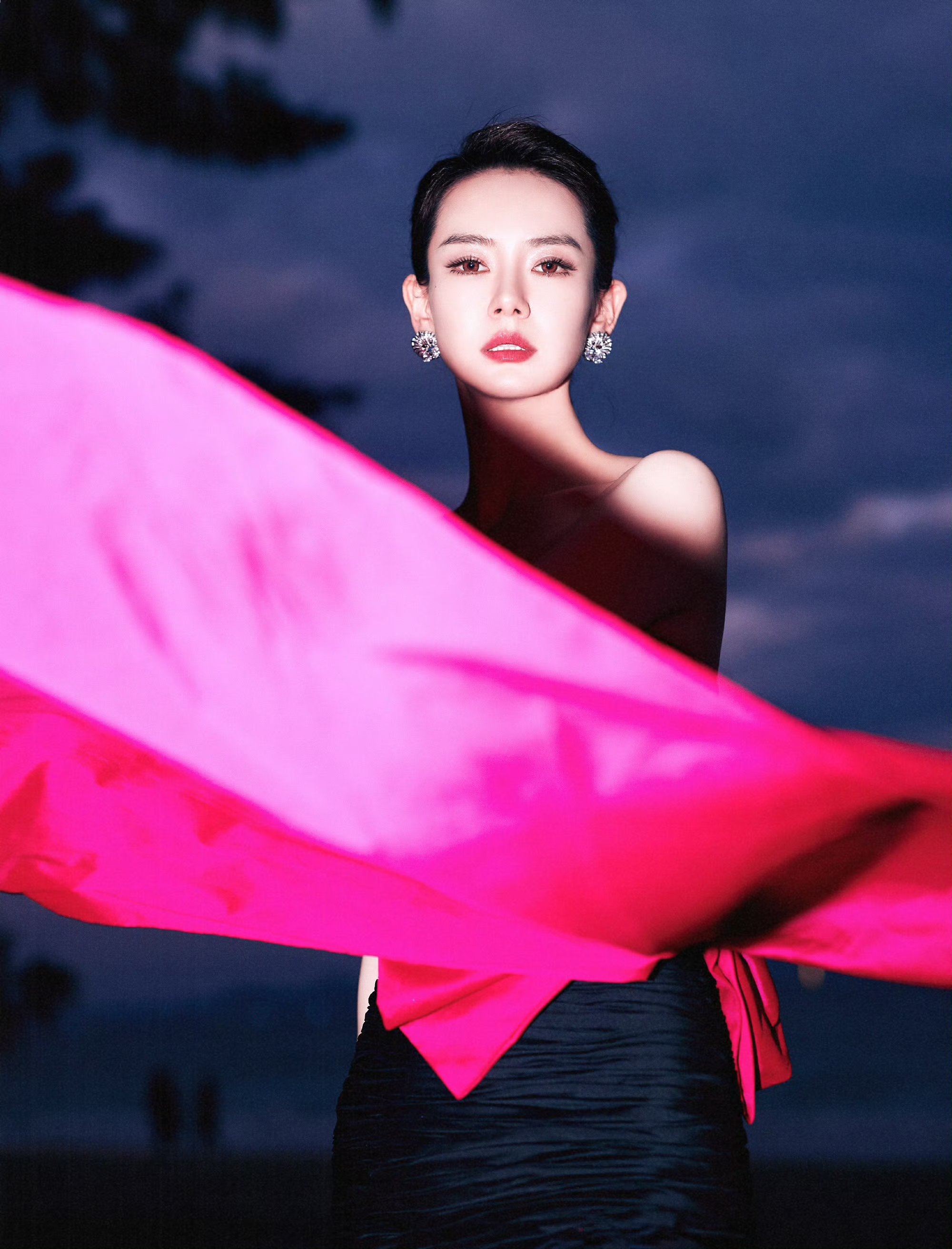 戚薇肤白貌美大长腿,这套礼服完美勾勒出她身材的优雅曲线,她如一朵