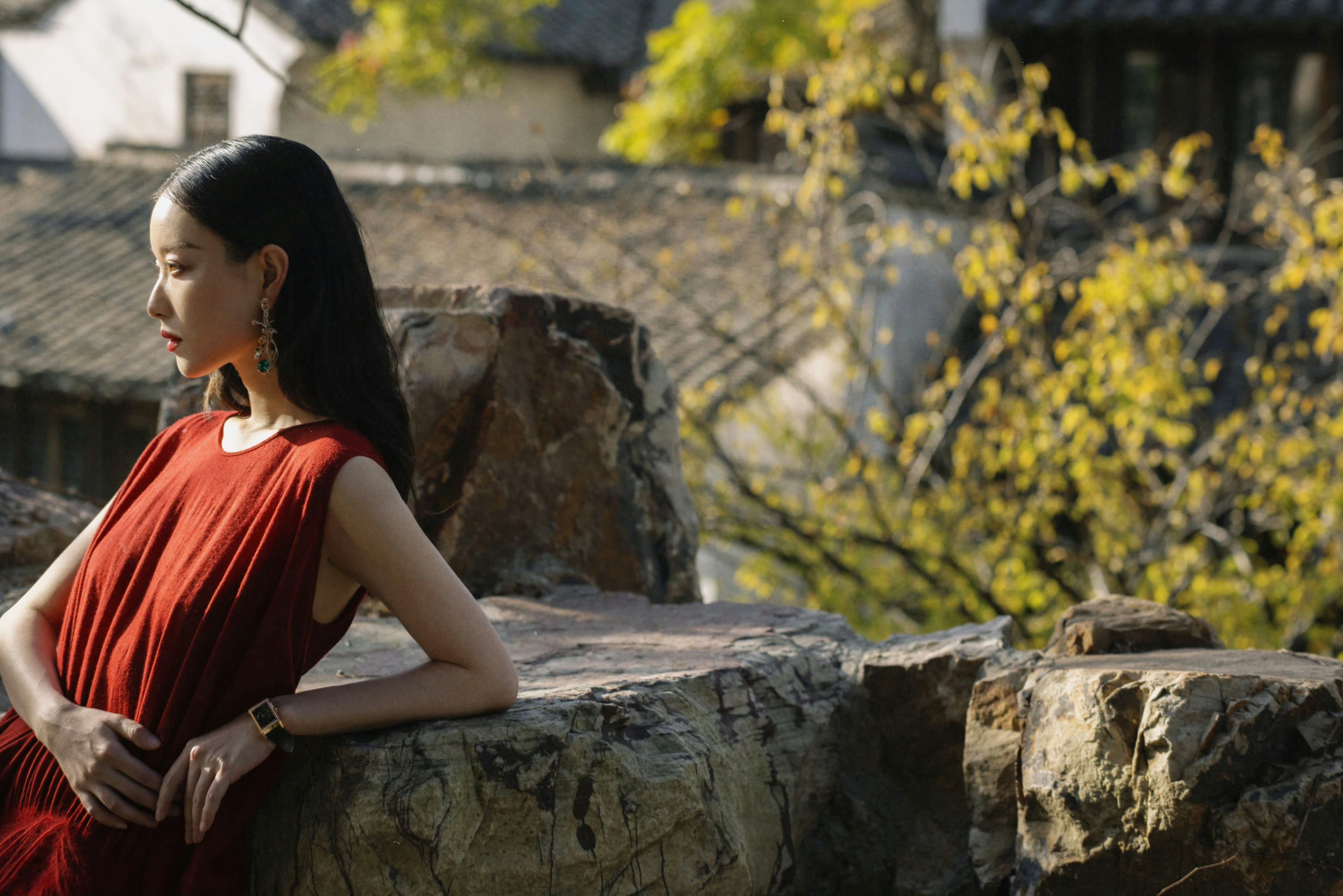 倪妮# 红色毛线裙,翠绿珠宝点缀更显美丽动人!