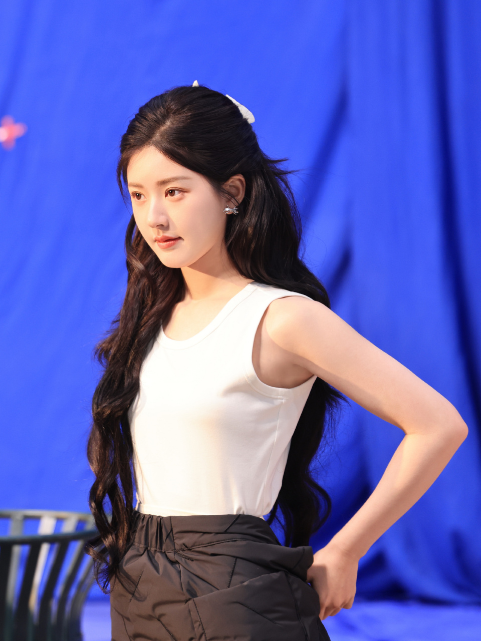 赵露思新妆造好漂亮呀,黄色雏菊吊带裙搭配长卷发,性感优雅,明媚动人