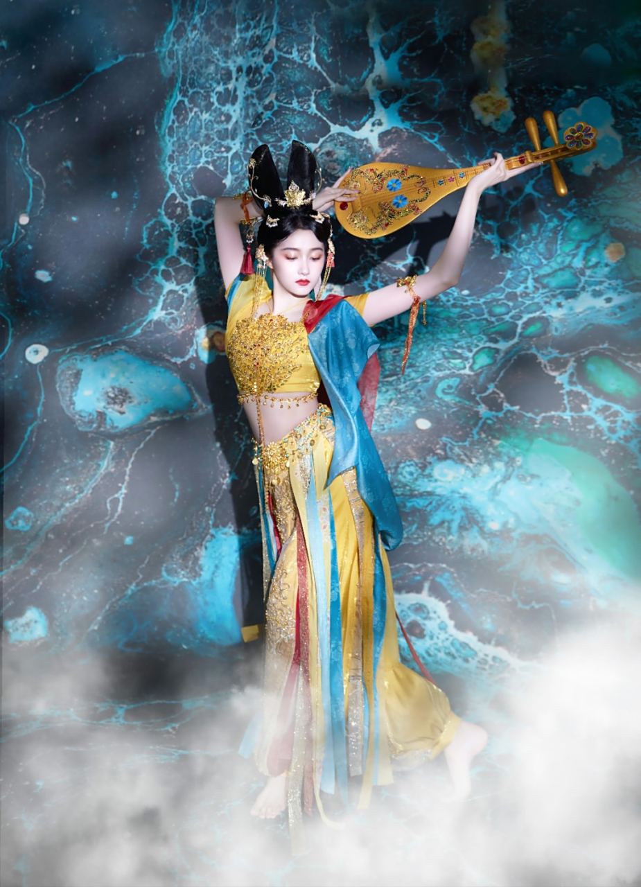 关晓彤# 敦煌飞天妆,手挥琵琶,灵动的飘带随风飘扬,仿佛置身于仙局行