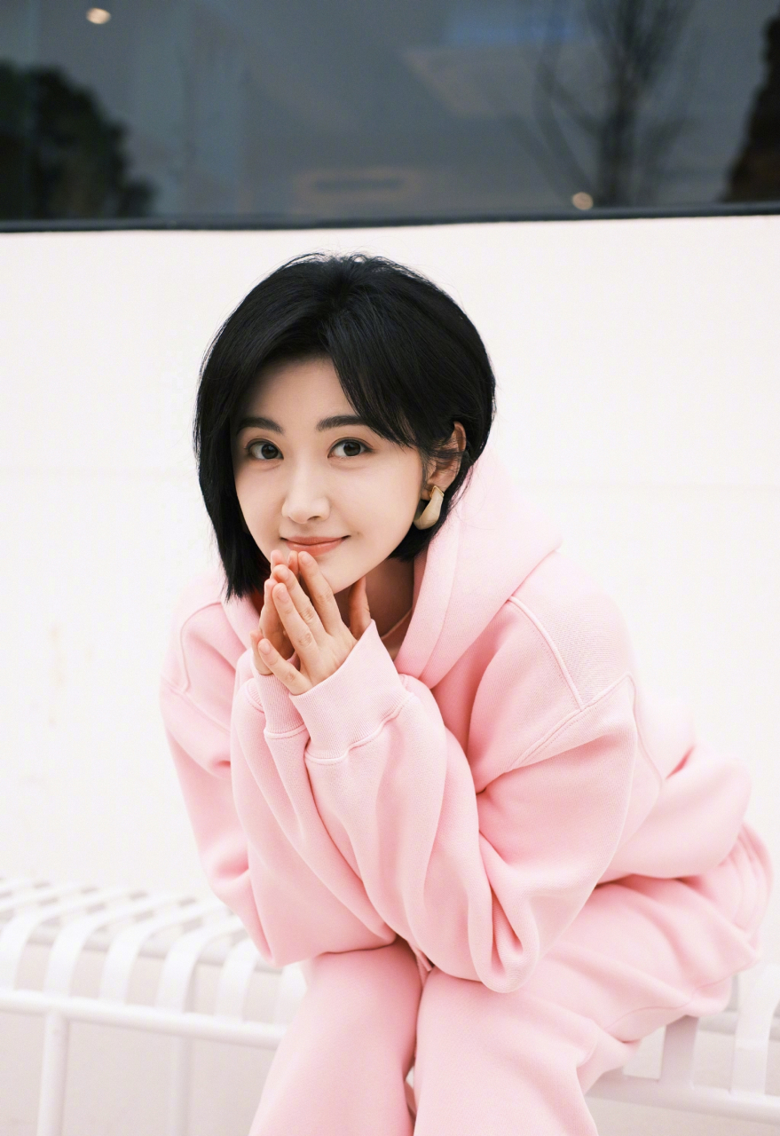 景甜粉色卫衣外套加运动裤的搭配甜酷感十足,甜美温柔,可爱又俏皮!