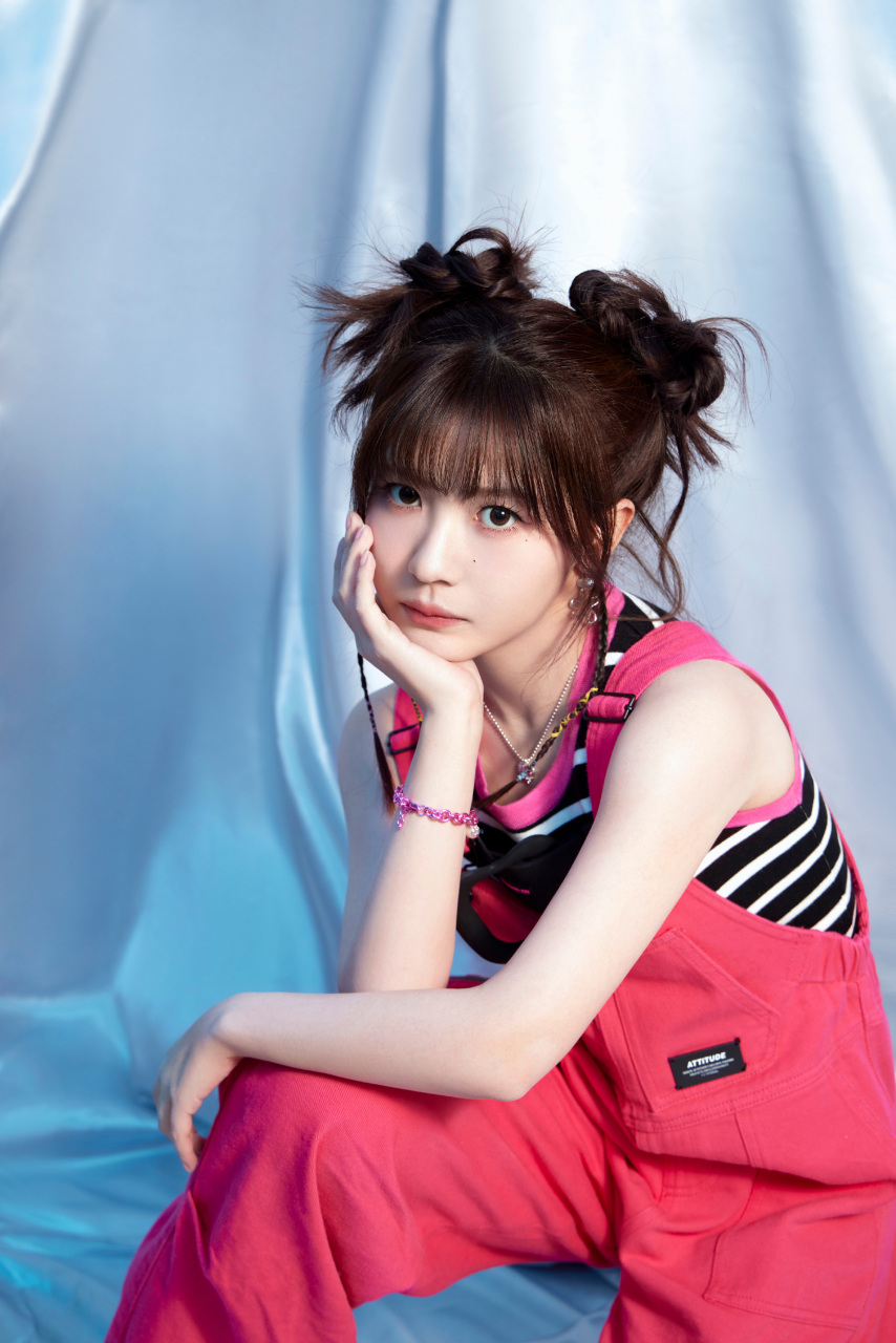 赖美云丸子头搭配红色背带裤,俏皮可爱,元气满满!