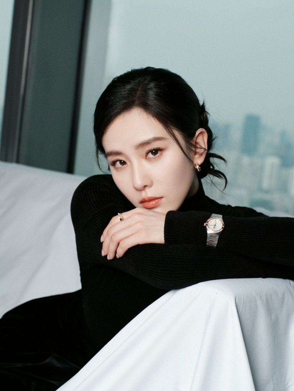 刘诗诗# 优美天鹅颈 黑色高领毛衣,这组合绝了.