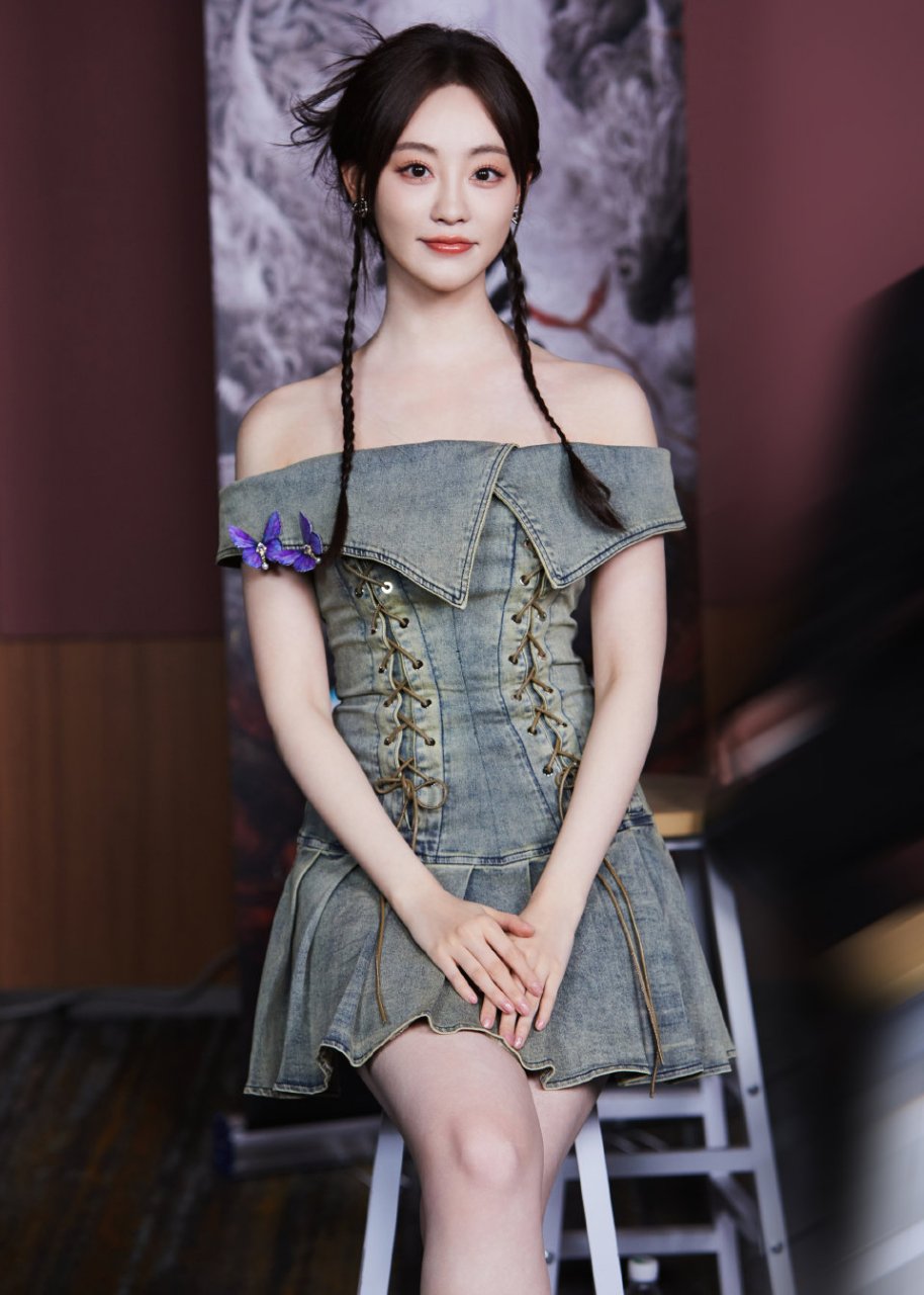 祝绪丹牛仔双麻花辫女孩,俏皮可爱,甜美浪漫!