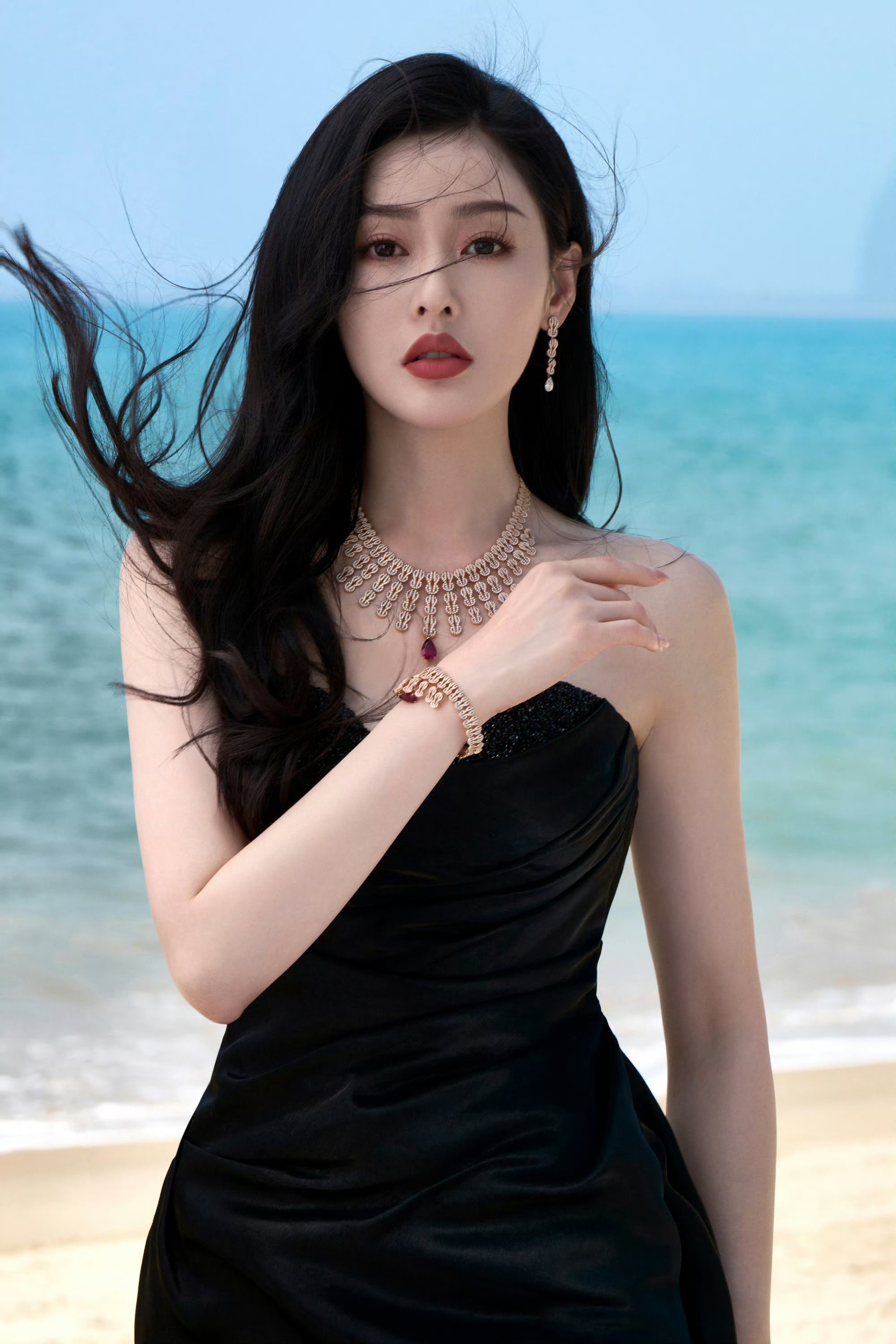 张天爱海边美丽,黑色抹胸礼服配上高级珠宝,优雅高贵,性感迷人!