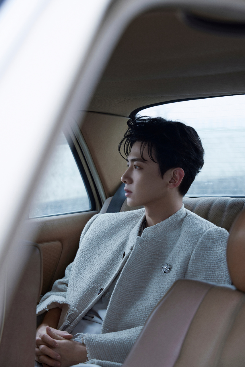 白敬亭# 一身浅色夹克搭配短裤#w中文版年度盛典# ,帅是挺帅的,但也