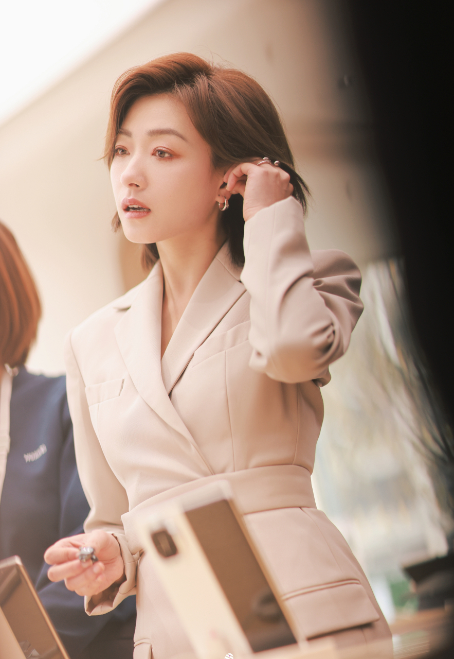 短发女神#万茜# 绝美活动图,白色西装外套,清新又亮丽.