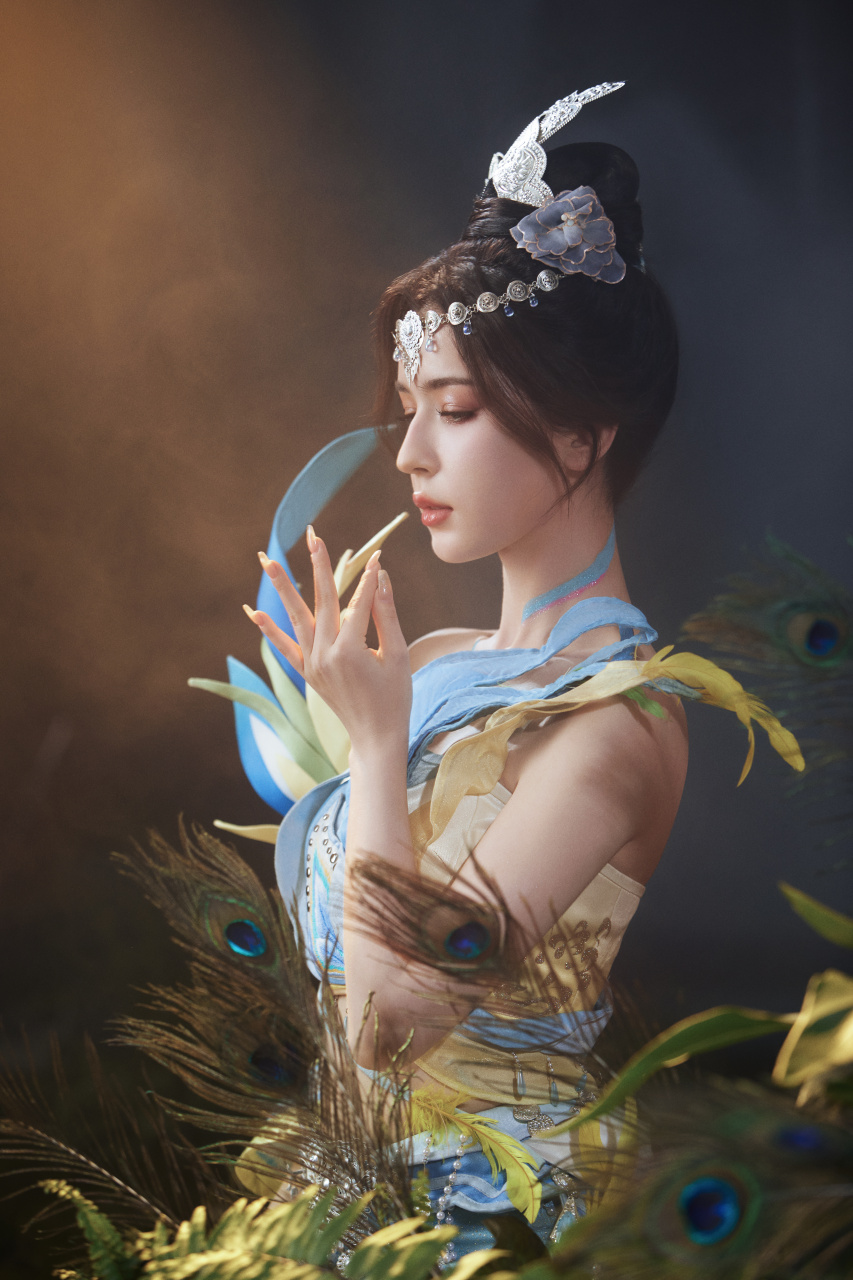 哈妮克孜#  cos王者荣耀甄姬,翎羽飞舞,星点光晕,简直美出了新高度.