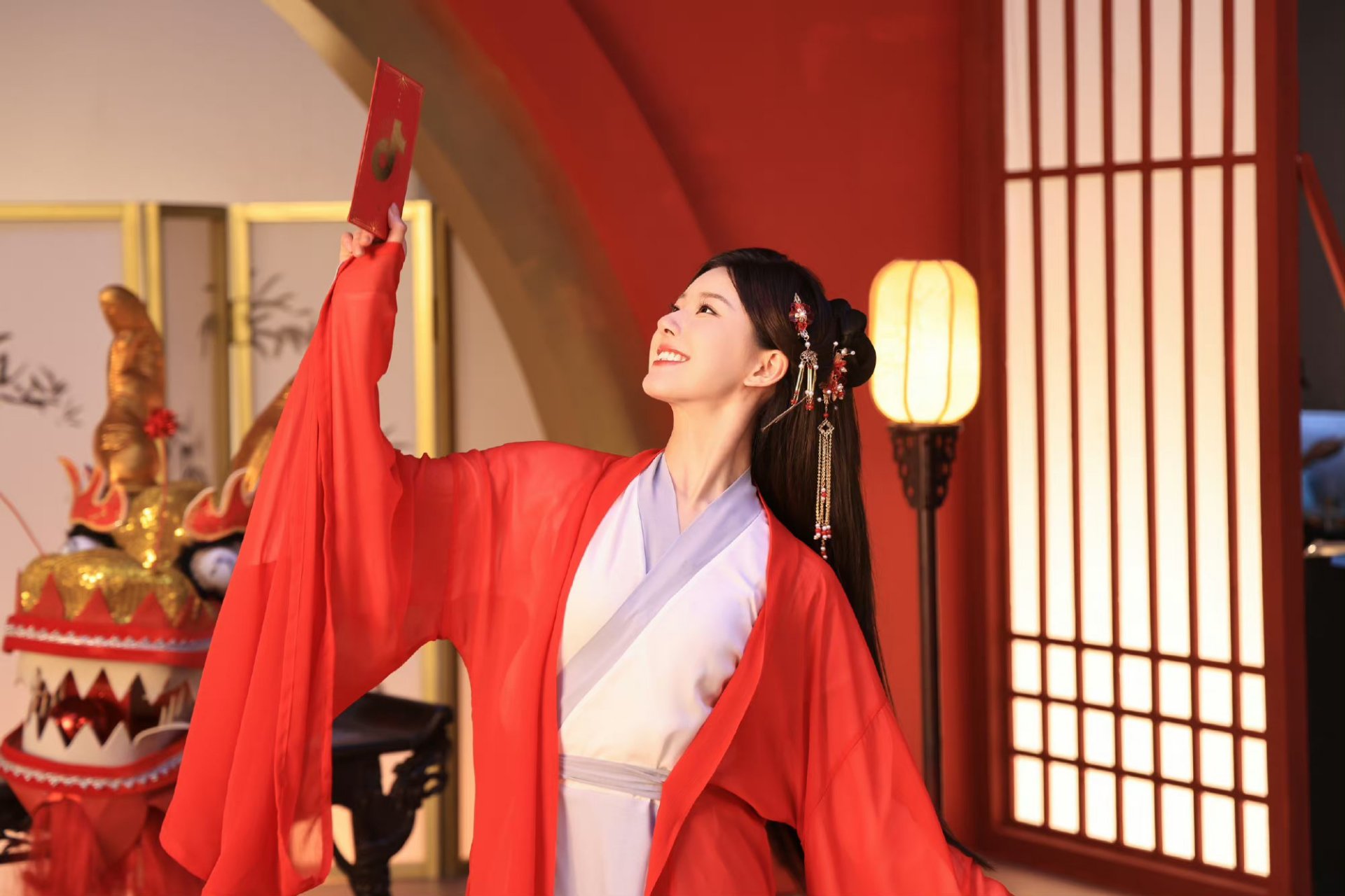 赵露思红衣古风造型,俏皮可爱好甜美!