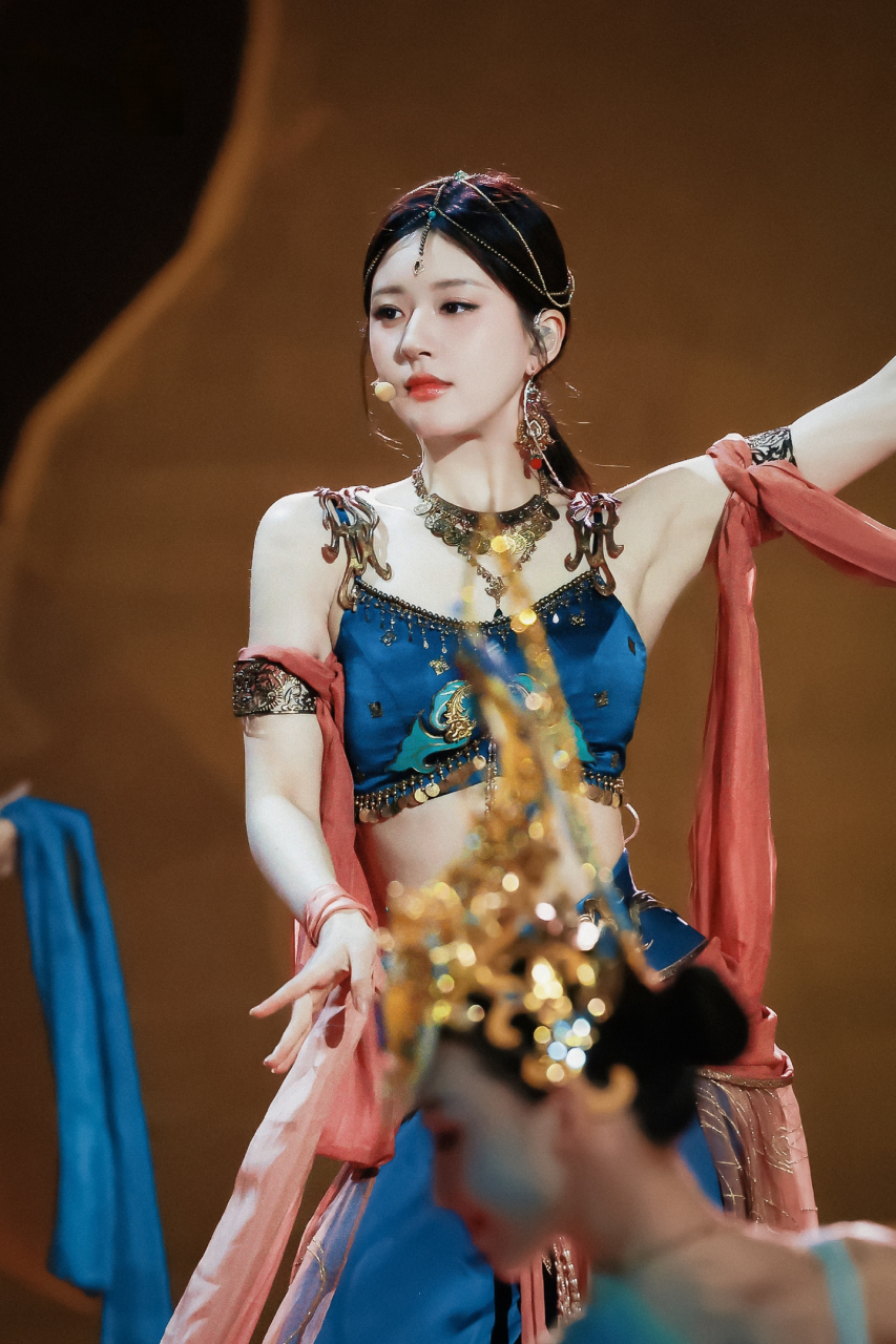 赵露思# 跨年晚会造型,真的太美啦!