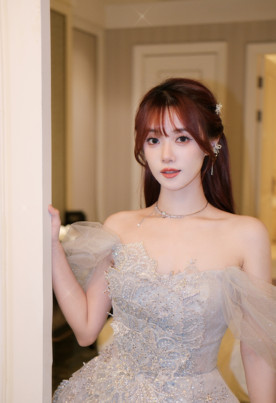 解说小钰真的好甜美,她身穿浅色礼服,优雅大方,仿佛是从画中走出的