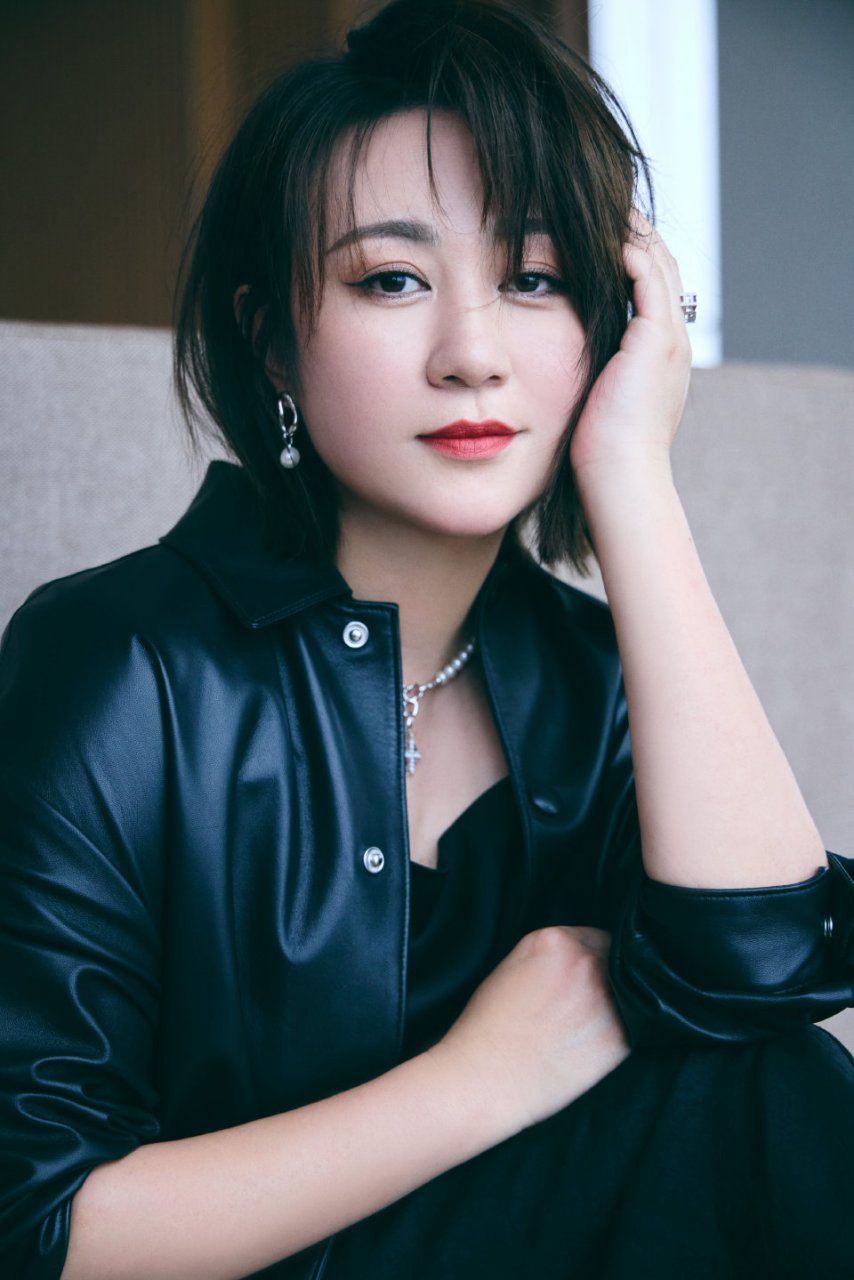 马丽短发皮衣女神,温柔而舒展,自信且光芒.