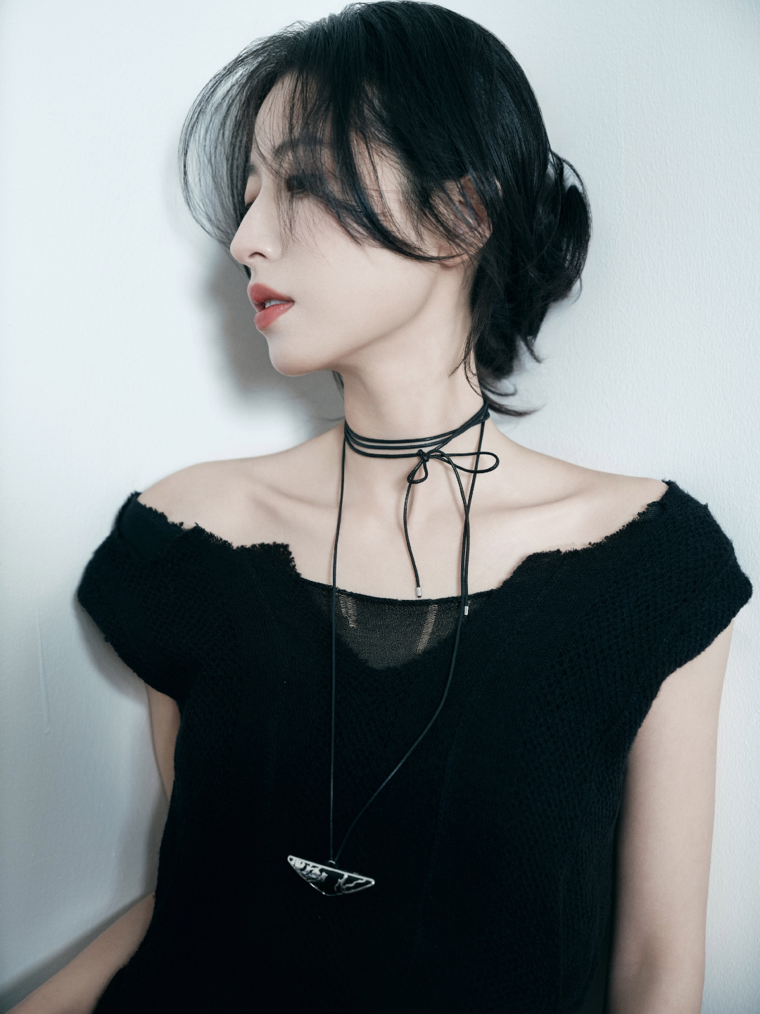 周雨彤的时尚感真的绝了,这身黑色穿搭简约而不简单,红唇温柔明媚,又