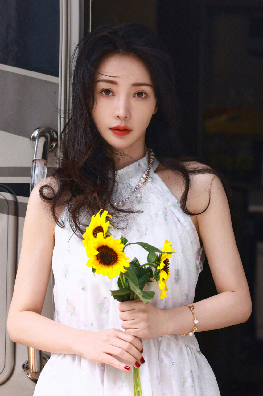 柳岩白色印花连衣裙,清丽温婉,仿佛春日花仙子!