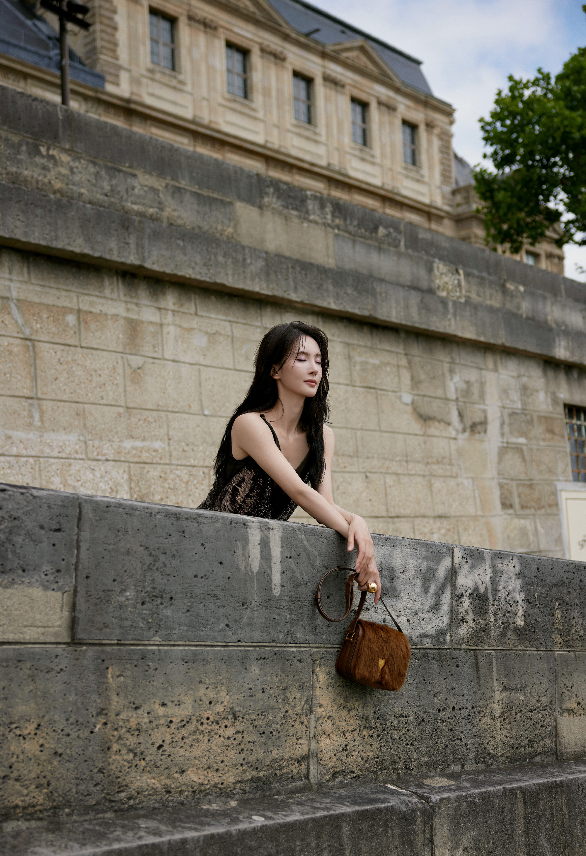 金晨以清冷湿发亮相,搭配一袭黑色质感长裙,尽显高贵冷艳气质