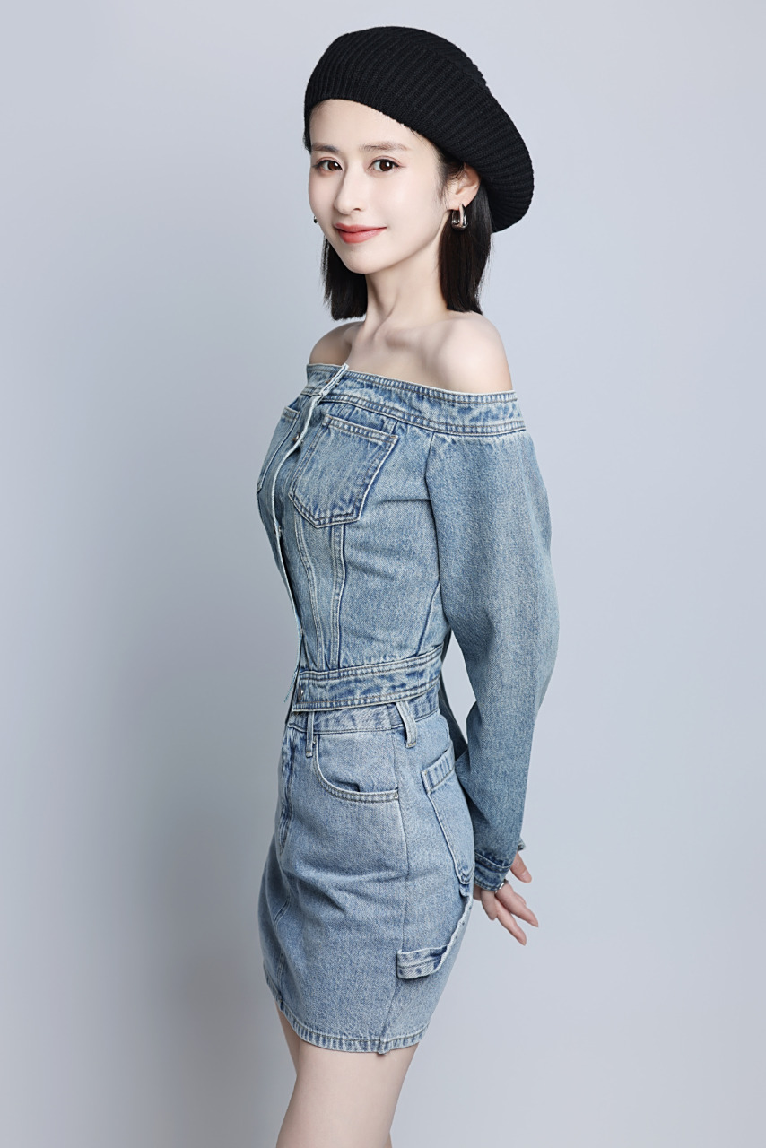 颖儿春日美照,牛仔露肩装搭配牛仔短裙,甜美又灵动,春天的气息铺面