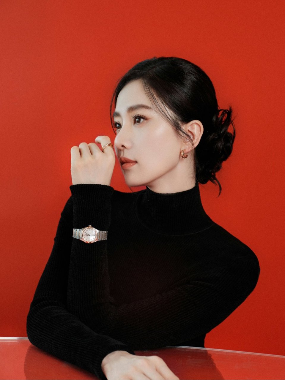 刘诗诗# 优美天鹅颈 黑色高领毛衣,这组合绝了.