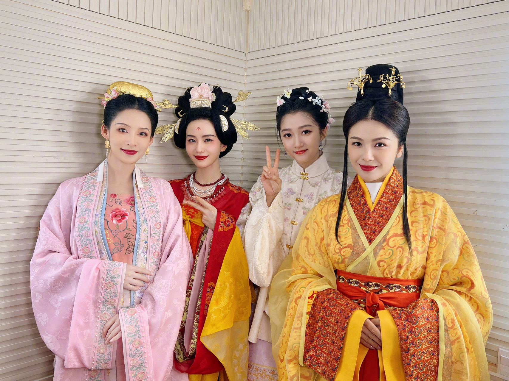 刘涛刘诗诗关晓彤李沁四美聚首,一刹那,仿佛穿越千年.