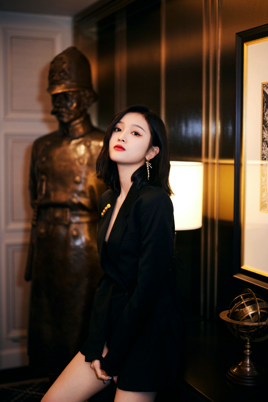 吴宣仪身着黑色西装裙,腰部心形镂空点缀俏皮活泼,干练短发飒气十足!