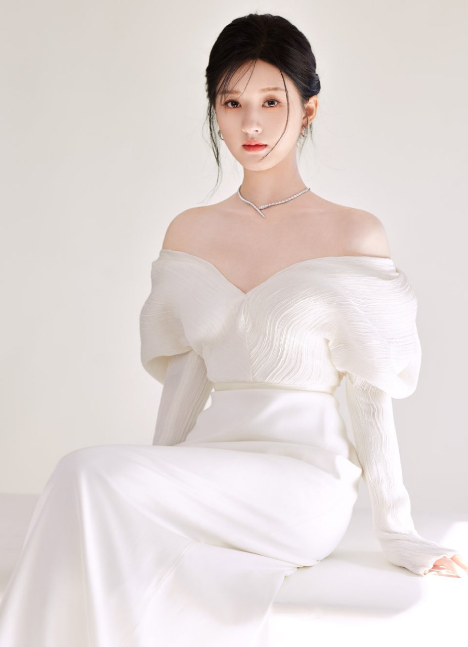 赵露思一身纯白礼服,完美展现身材曲线,优雅迷人.