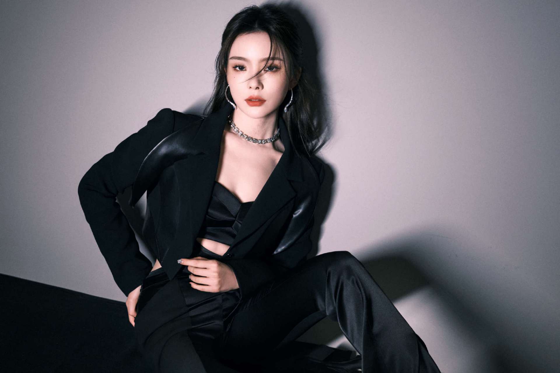 陈卓璇# 短款西装尽显干练酷飒,甜美学姐.