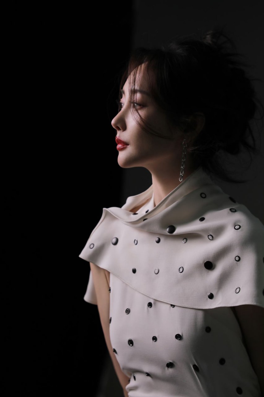 李纯这组大片好美,温柔优雅,气质好绝!