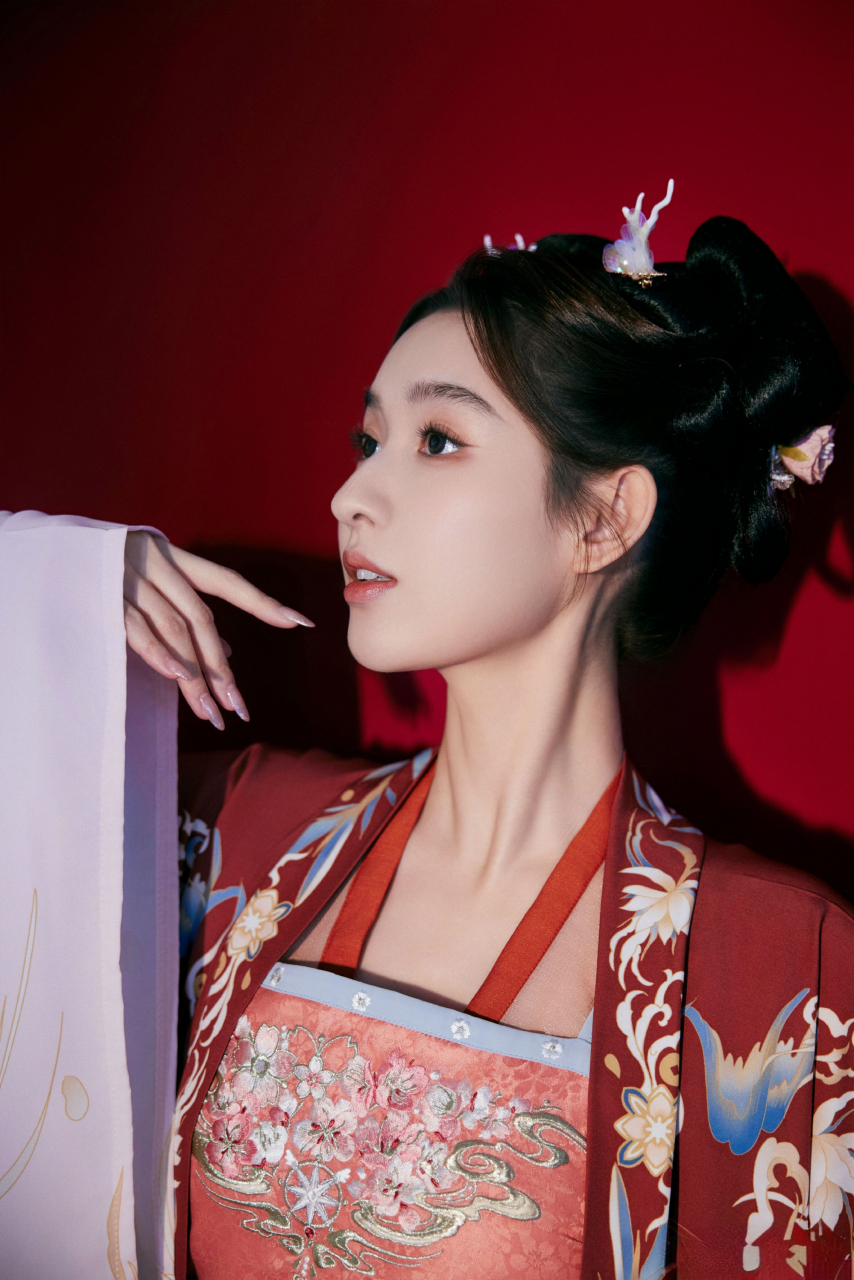王玉雯古装好美,化身灵动俏皮的小龙女!#2月图文动态激励计划