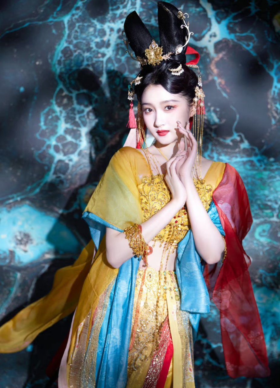 关晓彤# 敦煌飞天妆,手挥琵琶,灵动的飘带随风飘扬,仿佛置身于仙境中