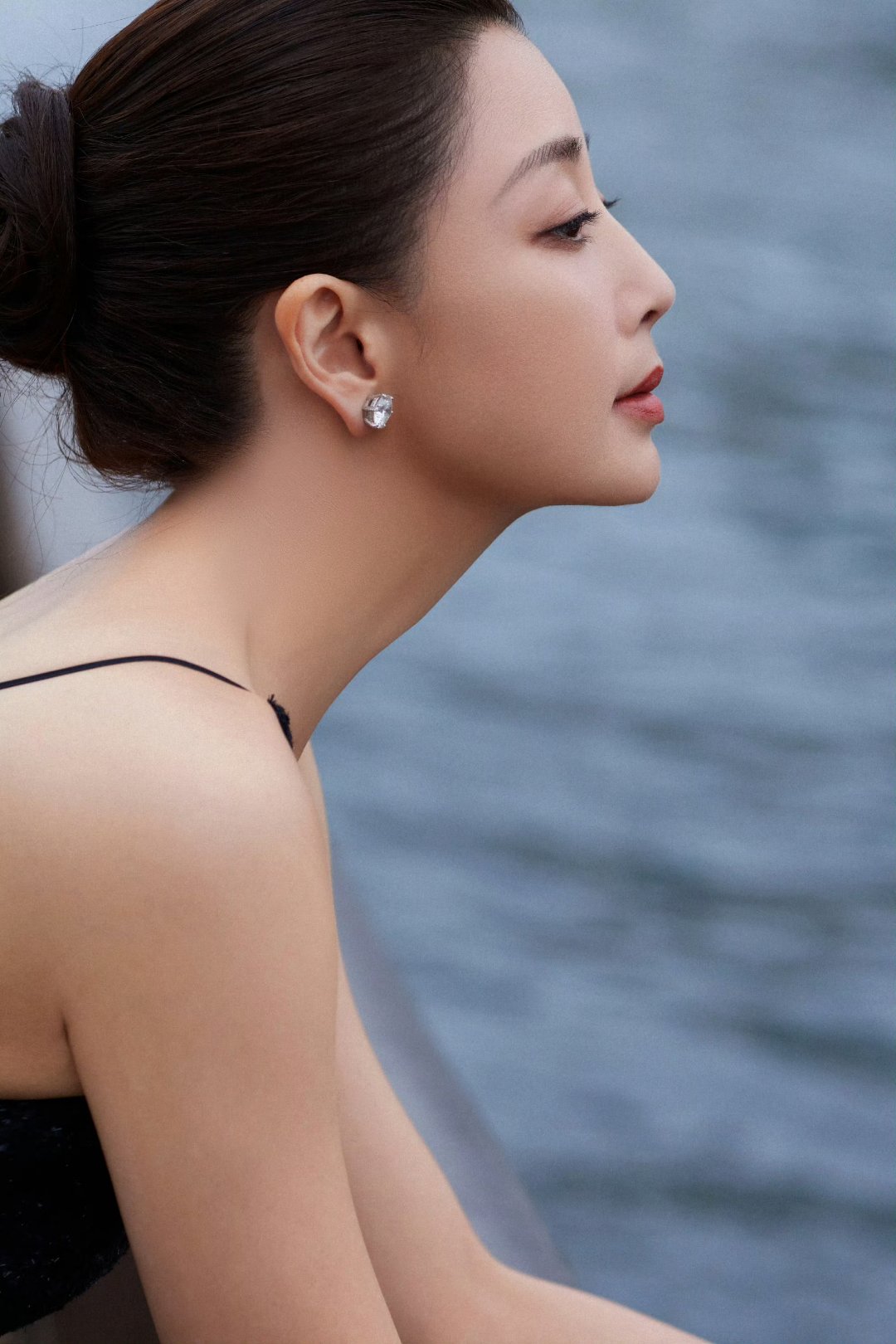 殷桃身穿黑色吊带深v礼裙,温柔性感,尽显优雅之姿!