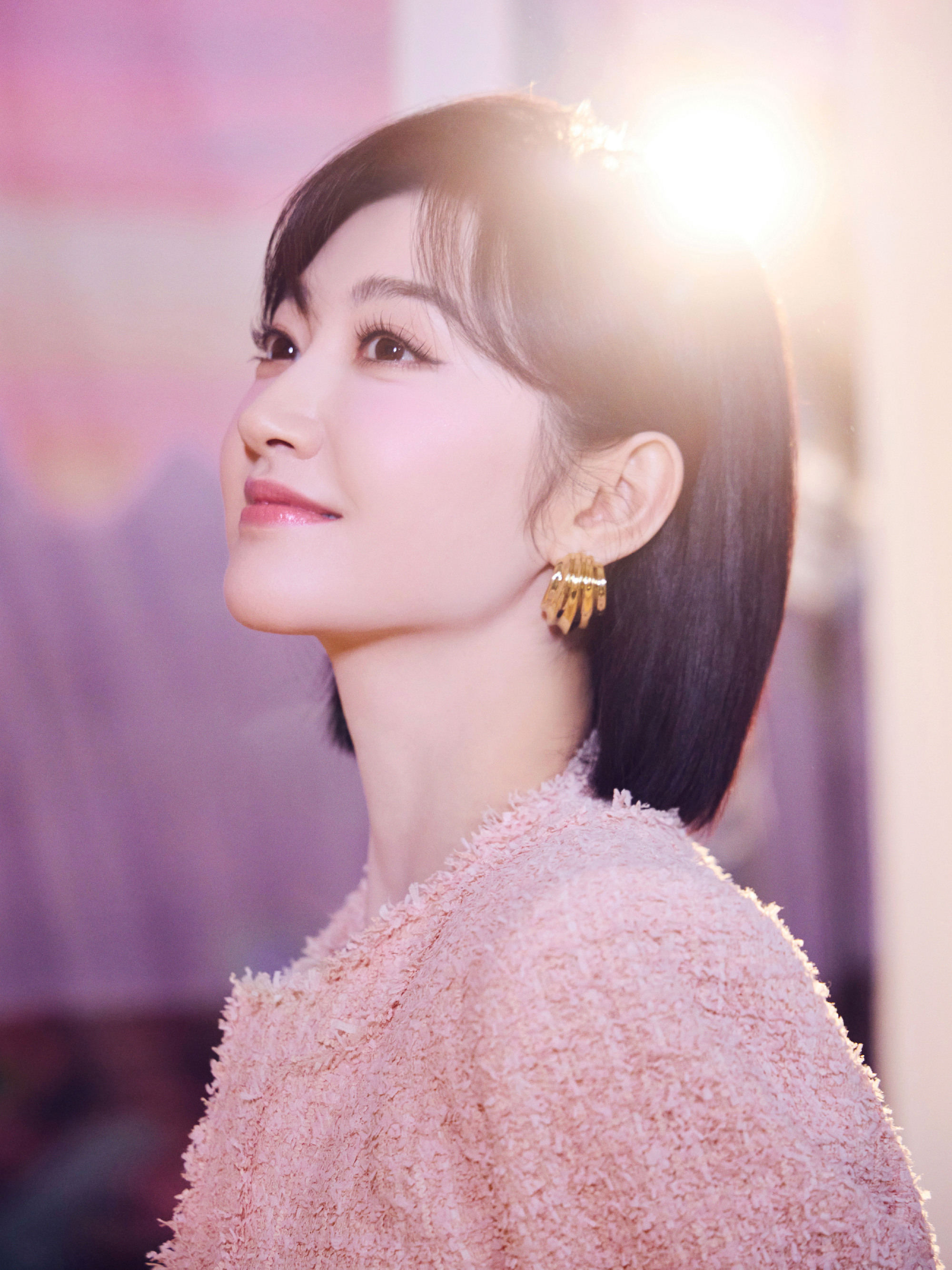 景甜粉装真的好可爱,搭配短发造型温柔甜美又有元气,不愧是"人间