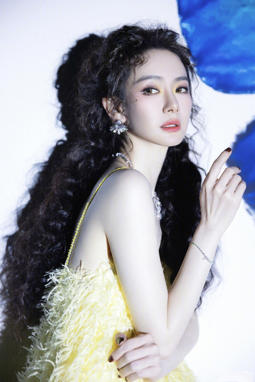 戚薇# 双马尾造型真是可爱至极,甜度爆表!