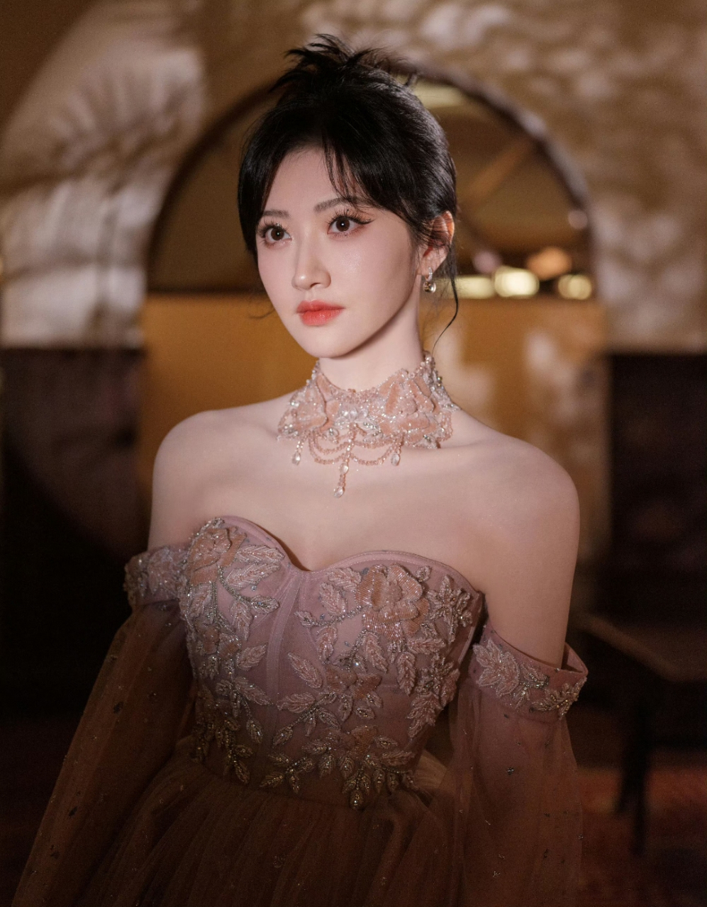 景甜# 粉色闪钻公主裙造型,甜美动人.#女明星日常风采