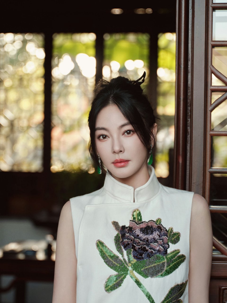 追星最前线# #张雨绮# 新中式套装美图,以花为饰,气韵万千.