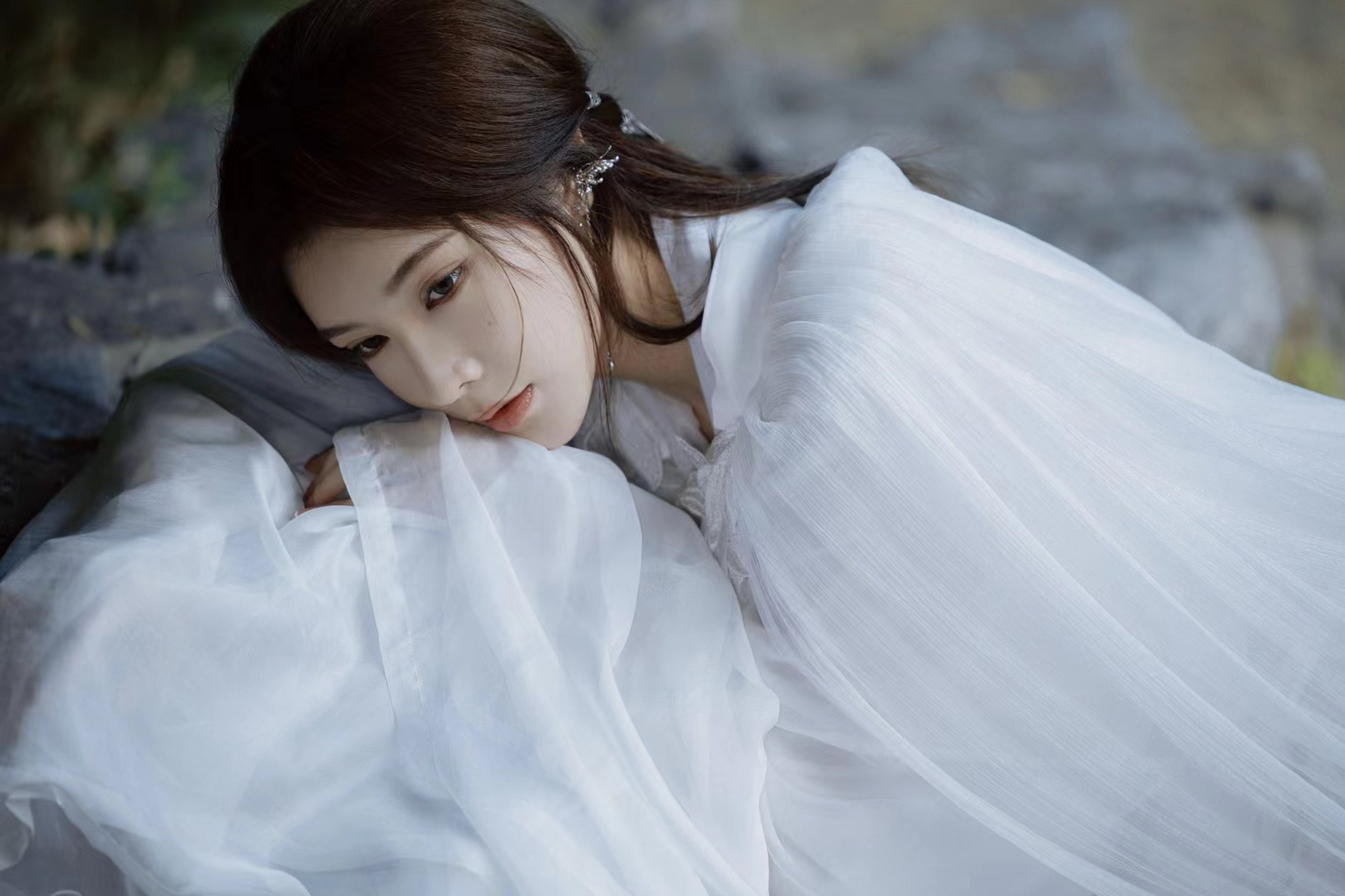 戴燕妮# 古装美人,温婉如水,眉目含情,一袭白纱飘逸如仙.