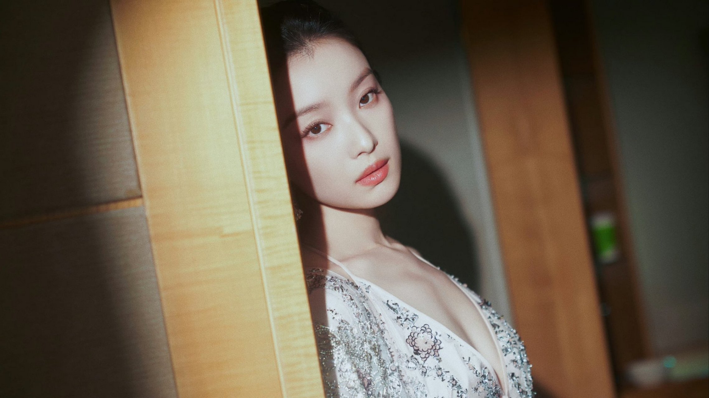 倪妮# 营业活动图,穿着立体花卉刺绣的华丽礼服,刺绣工艺精湛,闪闪